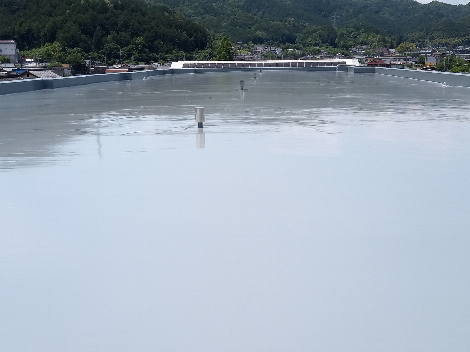 岐阜県山県市でのアパート屋上防水及び外壁塗装工事　屋上防水工事の様子