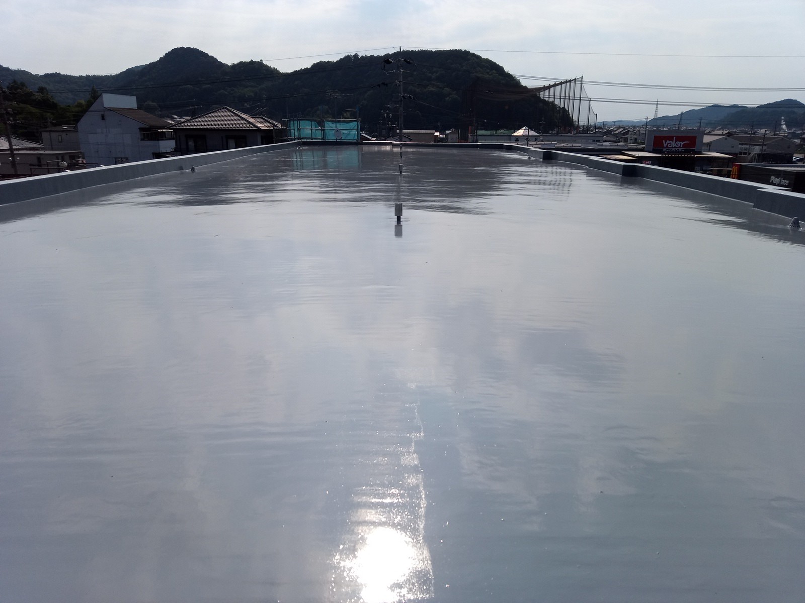 岐阜県山県市でのアパート屋上防水及び外壁塗装工事　屋上防水工事の様子