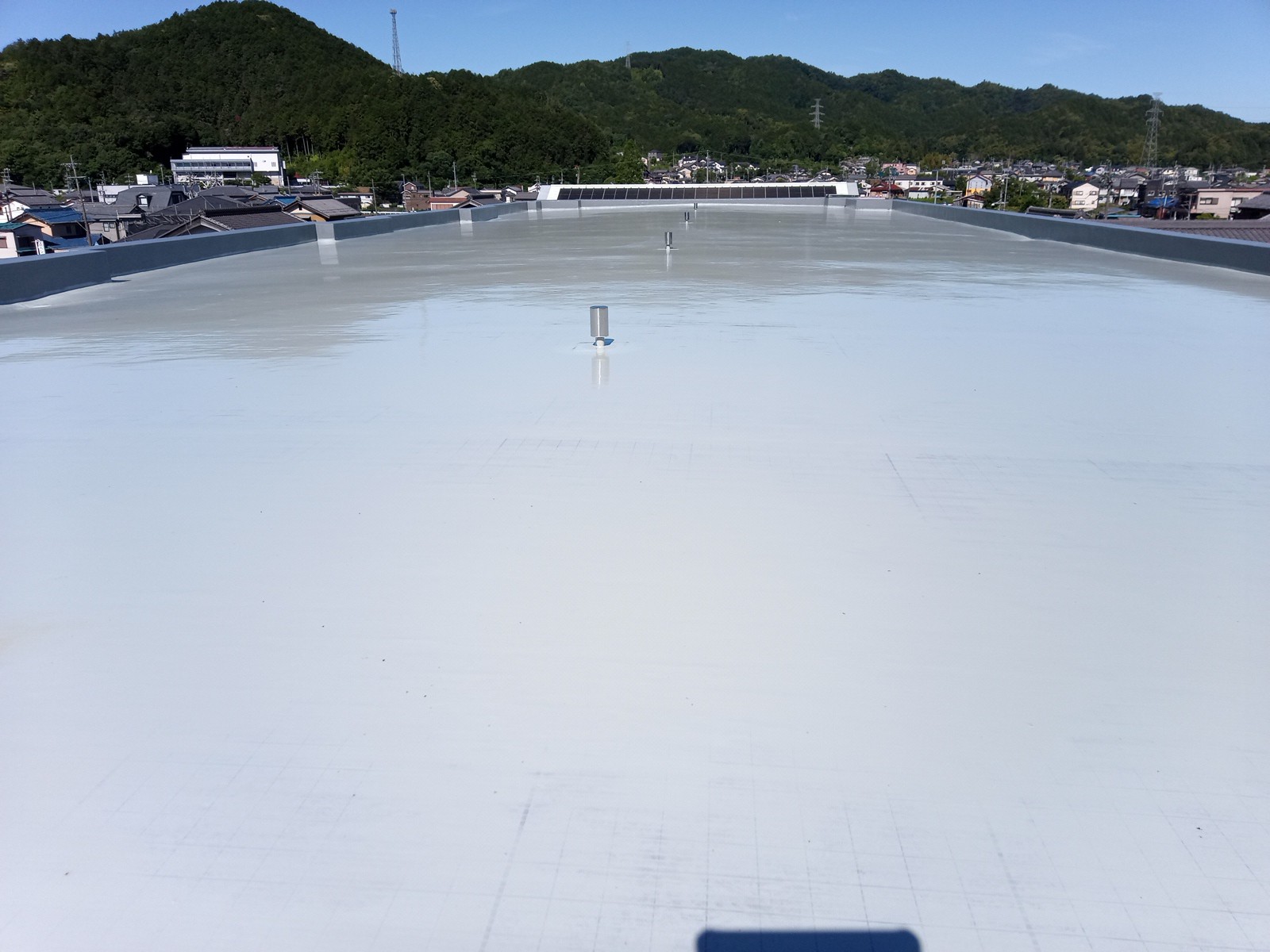 岐阜県山県市でのアパート屋上防水及び外壁塗装工事　屋上防水工事の様子
